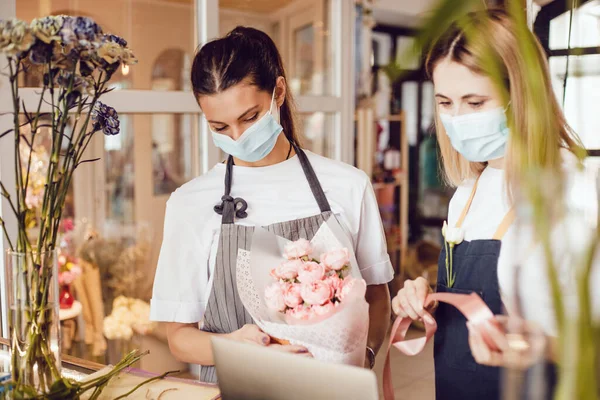 Flower Shop Workers Protective Masks Decorate Bouquet — Stock Photo, Image