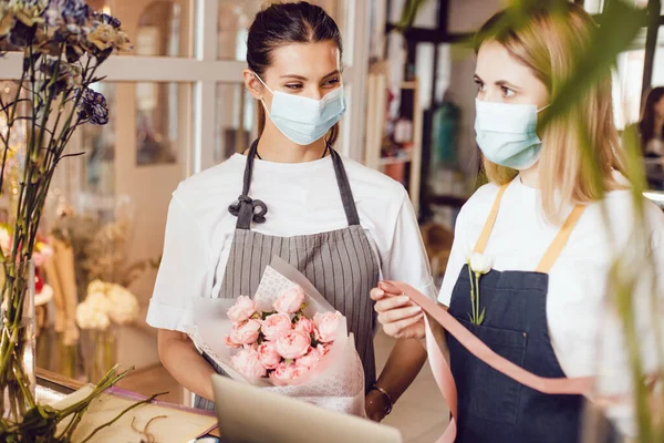 Flower Shop Workers Protective Masks Decorate Bouquet — Stock Photo, Image