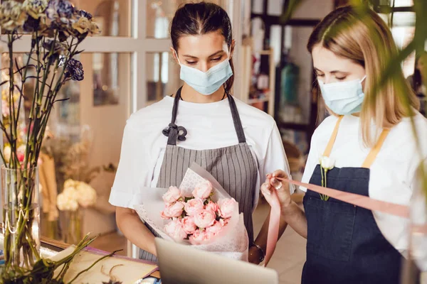 Flower Shop Workers Protective Masks Decorate Bouquet — Stock Photo, Image