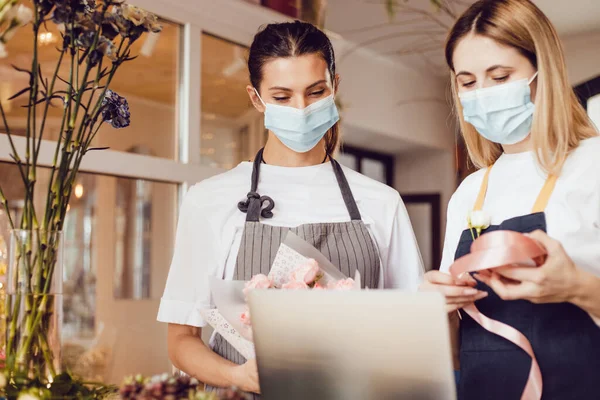 Flower Shop Workers Protective Masks Decorate Bouquet Use Laptop — Stock Photo, Image