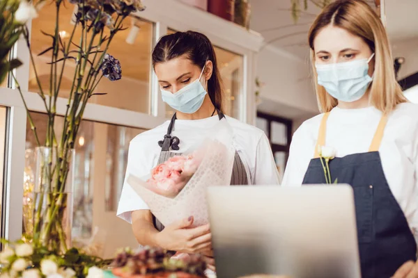 Flower Shop Workers Protective Masks Decorate Bouquet Use Laptop — Stock Photo, Image