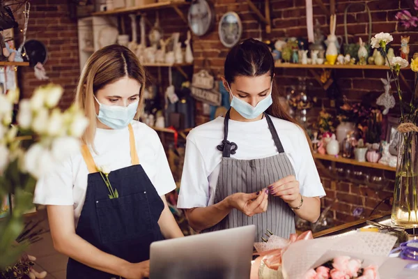 Flower Shop Workers Protective Masks Using Laptop — Stock Photo, Image