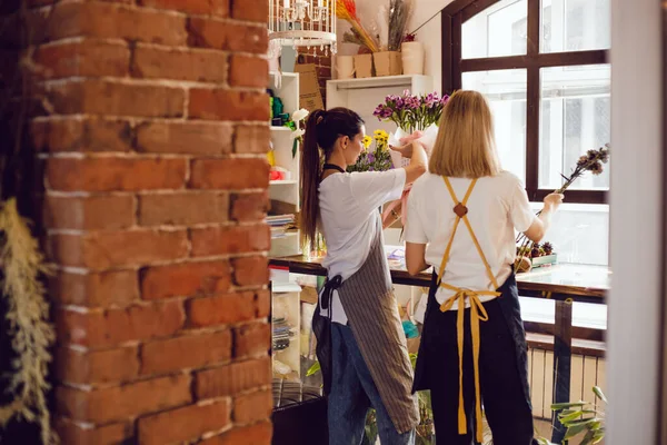 Wanita Florist Mengumpulkan Karangan Bunga Meja Mereka Toko Bunga — Stok Foto