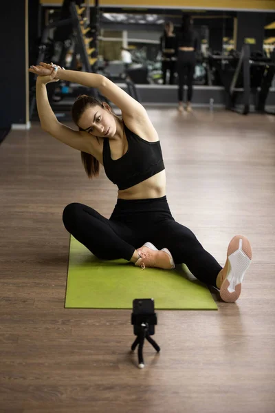Mujer Entrenador Fitness Graba Entrenamiento Línea Con Teléfono Inteligente Entrenadora — Foto de Stock