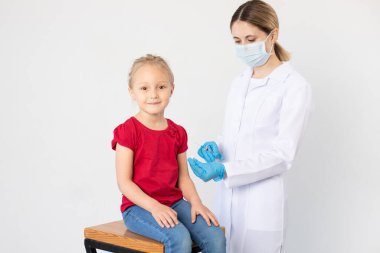 Doktor çocuğa aşıyı enjekte ediyor..