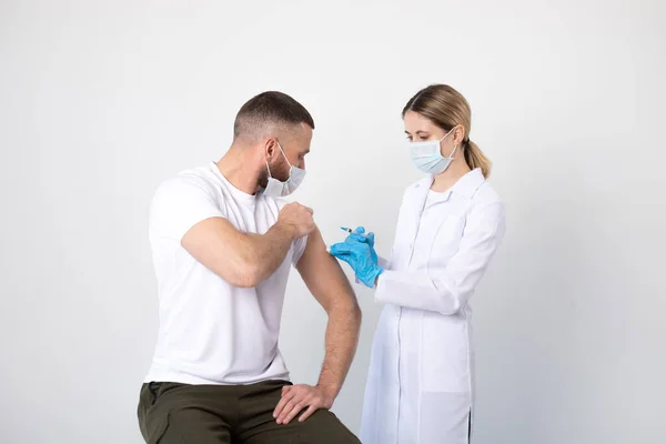 Medico Donna Che Somministra Paziente Uomo Con Una Maschera Medica — Foto Stock