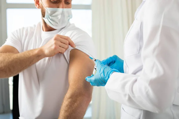 Medico Che Tiene Una Siringa Prima Iniettare Vaccino Coronavirus Paziente — Foto Stock