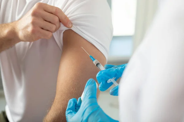 Medico Che Tiene Una Siringa Prima Iniettare Vaccino Coronavirus Paziente — Foto Stock