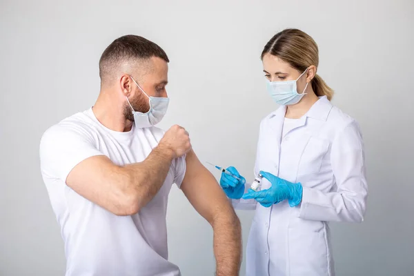 Medico Che Tiene Una Siringa Prima Iniettare Vaccino Coronavirus Paziente — Foto Stock