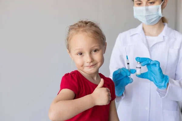 Médico Con Vacuna Contra Coronavirus Niño Con Pulgar Hacia Arriba — Foto de Stock