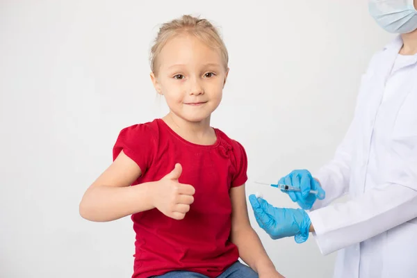 Médico Con Una Jeringa Niño Con Pulgar Hacia Arriba — Foto de Stock