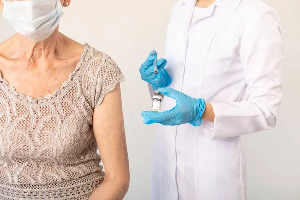 Medico Prepara Una Siringa Con Vaccino Coronavirico Paziente — Foto Stock