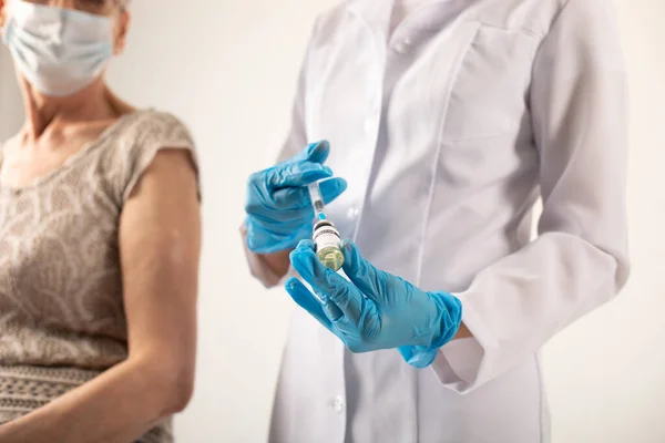 Médico Prepara Una Jeringa Con Vacuna Contra Coronavirus Para Paciente — Foto de Stock