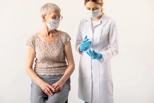 Doctor Prepares Syringe Coronavirus Vaccine Elderly Patient — Stock Photo, Image