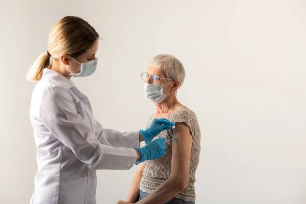 Medico Che Somministra Iniezione Vaccino Covid Paziente Anziano Con Una — Foto Stock