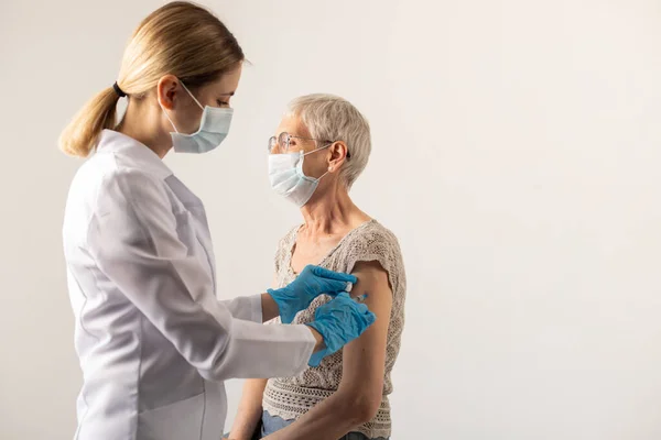 Medico Che Somministra Iniezione Vaccino Covid Paziente Anziano Con Una — Foto Stock