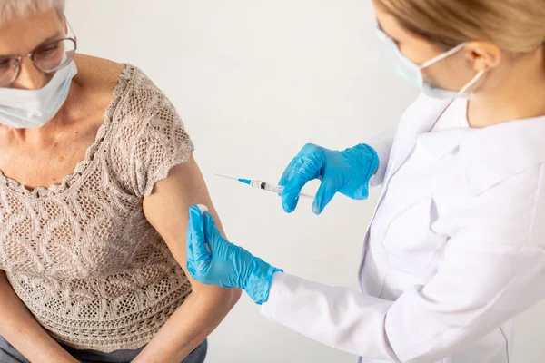 Medico Con Siringa Donna Anziana Contro Vaccinazione Coronavirus — Foto Stock