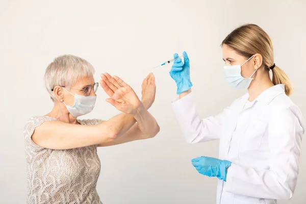 Médico Con Jeringa Anciana Contra Vacunación Contra Coronavirus — Foto de Stock