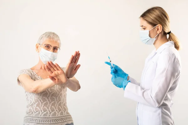 Médico Com Seringa Mulher Idosa Contra Vacinação Contra Coronavírus — Fotografia de Stock