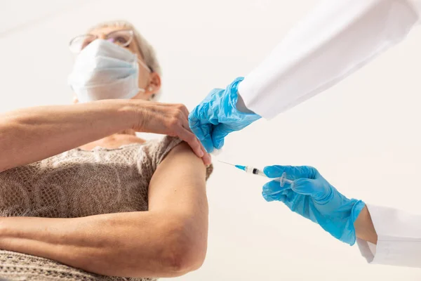 Medico Che Somministra Iniezione Vaccino Covid Paziente Anziano Concetto Vaccinazione — Foto Stock