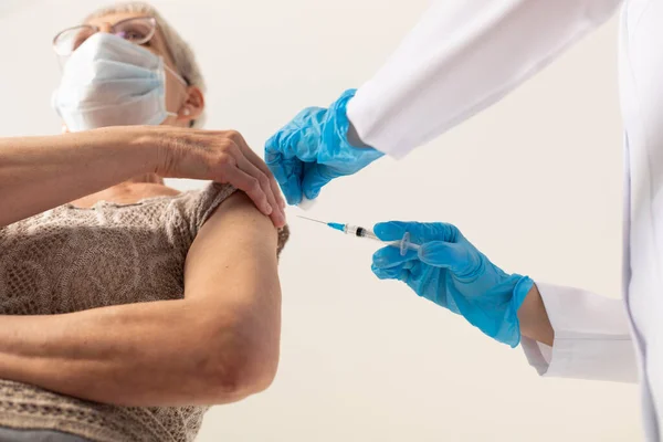 Medico Che Somministra Iniezione Vaccino Covid Paziente Anziano Concetto Vaccinazione — Foto Stock