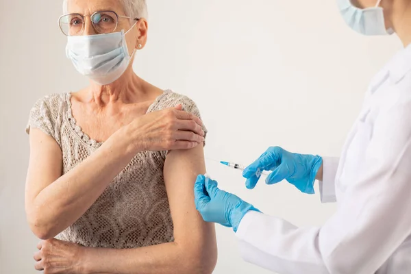 Medico Che Somministra Iniezione Vaccino Covid Paziente Anziano Concetto Vaccinazione — Foto Stock