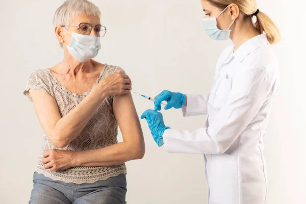 Medico Che Somministra Iniezione Vaccino Covid Paziente Anziano Concetto Vaccinazione — Foto Stock