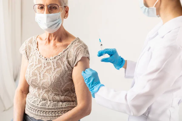 Medico Che Somministra Iniezione Vaccino Covid Paziente Anziano Concetto Vaccinazione — Foto Stock