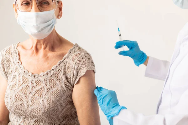 Medico Che Somministra Iniezione Vaccino Covid Paziente Anziano Concetto Vaccinazione — Foto Stock