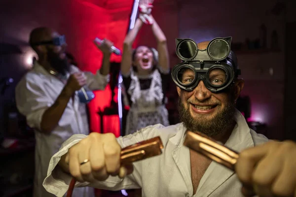 Den Galna Vetenskapsmannen Håller Klämmorna Med Strömmen Experimenten Fotografering Steampunkfrukter — Stockfoto