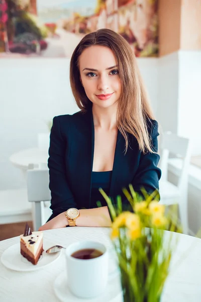 Schöne Mädchen im Café — Stockfoto