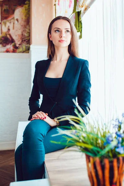 Schöne Mädchen im Café — Stockfoto