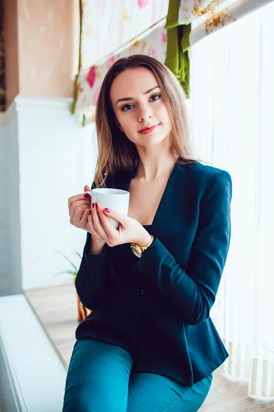 Schöne Mädchen im Café — Stockfoto