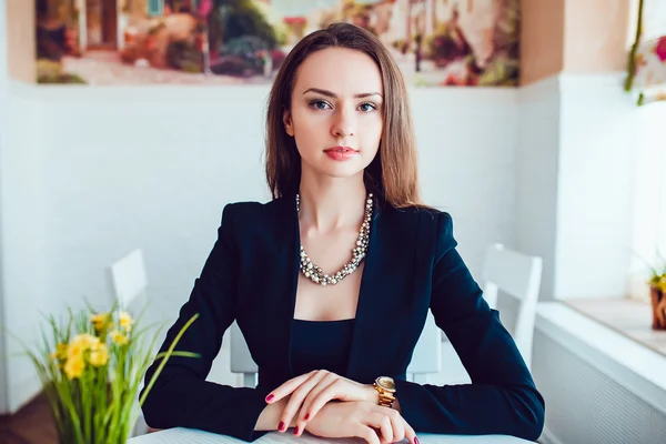 Schöne Mädchen im Café — Stockfoto