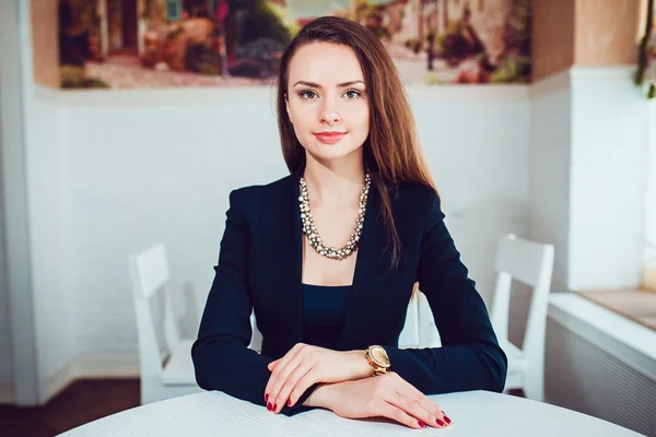 Schöne Mädchen im Café — Stockfoto