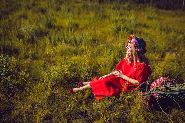 Chica en el vestido rojo está caminando en el campo —  Fotos de Stock