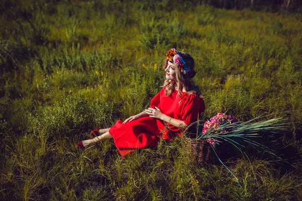 Chica en el vestido rojo está caminando en el campo —  Fotos de Stock