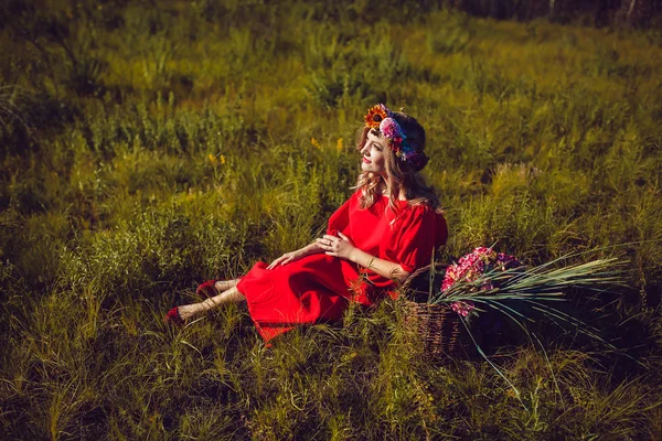 Chica en el vestido rojo está caminando en el campo —  Fotos de Stock
