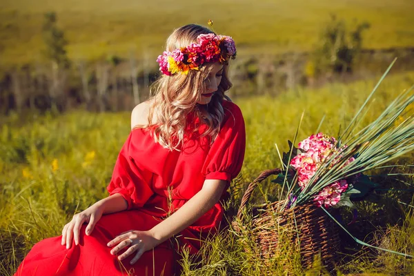 Chica en el vestido rojo está caminando en el campo —  Fotos de Stock