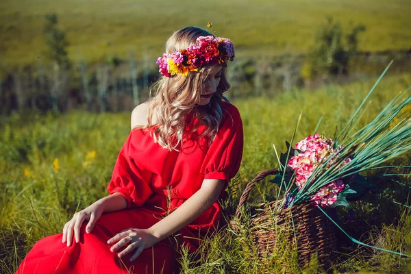 Chica en el vestido rojo está caminando en el campo —  Fotos de Stock