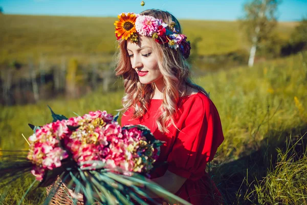 Kırmızı elbiseli kız sahada yürüyor — Stok fotoğraf