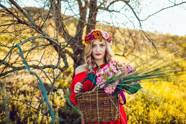 Menina no vestido vermelho está andando No campo — Fotografia de Stock