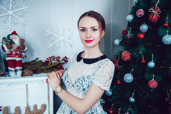 Vacker flicka på bakgrund av nyår dekoration — Stockfoto