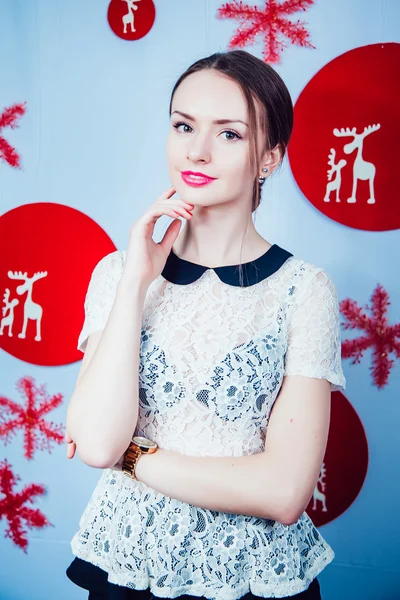 Menina bonita no fundo da decoração de Ano Novo — Fotografia de Stock