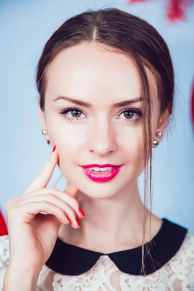 Belle fille sur le fond de la décoration du Nouvel An — Photo