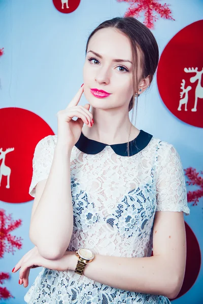 Menina bonita no fundo da decoração de Ano Novo — Fotografia de Stock