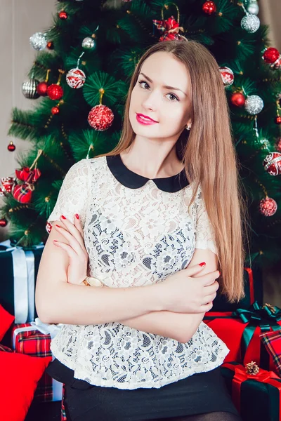 Vacker flicka på bakgrund av nyår dekoration — Stockfoto