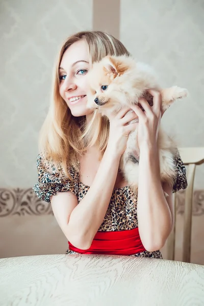 美しいインテリアで彼女の犬と金髪美女 — ストック写真