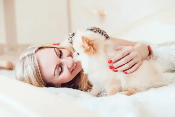 아름 다운 인테리어에 그녀의 강아지와 함께 아름 다운 금발 여자 — 스톡 사진