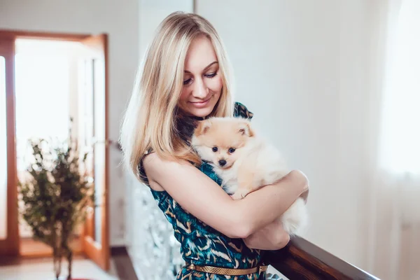 Köpeğini güzel bir iç güzel sarışın kadınla — Stok fotoğraf